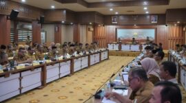 Gubernur Muzakir Manaf memimpin Rapat pimpinan untuk mendorong percepatan Realisasi APBA 2025 yang berlangsung di gedung serbaguna Setda Aceh Aceh Senin (23/6/2025).