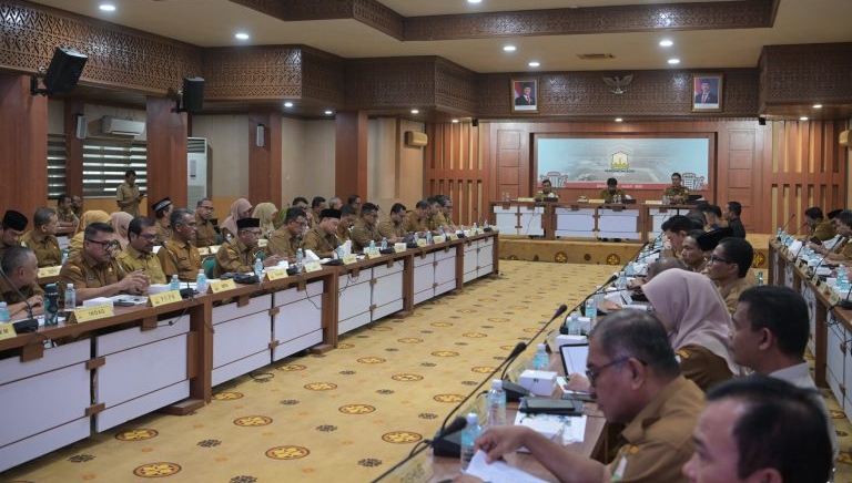 Gubernur Muzakir Manaf memimpin Rapat pimpinan untuk mendorong percepatan Realisasi APBA 2025 yang berlangsung di gedung serbaguna Setda Aceh Aceh Senin (23/6/2025).