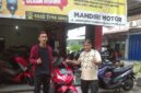 Teuku Candra melayani pelanggan di Showroom miliknya kampung baru Gampung Baru Kota Banda Aceh