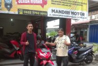 Teuku Candra melayani pelanggan di Showroom miliknya kampung baru Gampung Baru Kota Banda Aceh