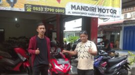 Teuku Candra melayani pelanggan di Showroom miliknya kampung baru Gampung Baru Kota Banda Aceh