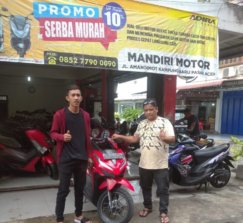 Teuku Candra melayani pelanggan di Showroom miliknya kampung baru Gampung Baru Kota Banda Aceh