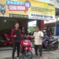 Teuku Candra melayani pelanggan di Showroom miliknya kampung baru Gampung Baru Kota Banda Aceh