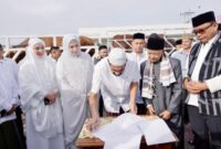 Gubernur Aceh Muzakir Manaf melakukan serah terima hewan qurban kepada Imam Besar Masjid Raya Baiturrahman di Halaman Parkir VVIP Masjid Raya Baiturrahman, Jumat (6/6/2025). Foto: Humas Aceh