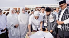 Gubernur Aceh Muzakir Manaf melakukan serah terima hewan qurban kepada Imam Besar Masjid Raya Baiturrahman di Halaman Parkir VVIP Masjid Raya Baiturrahman, Jumat (6/6/2025). Foto: Humas Aceh