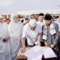 Gubernur Aceh Muzakir Manaf melakukan serah terima hewan qurban kepada Imam Besar Masjid Raya Baiturrahman di Halaman Parkir VVIP Masjid Raya Baiturrahman, Jumat (6/6/2025). Foto: Humas Aceh