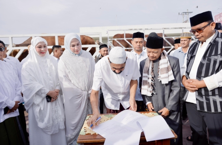 Gubernur Aceh Muzakir Manaf melakukan serah terima hewan qurban kepada Imam Besar Masjid Raya Baiturrahman di Halaman Parkir VVIP Masjid Raya Baiturrahman, Jumat (6/6/2025). Foto: Humas Aceh