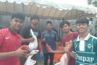 Kepala Dusun Tgk Diblang Gampong Mulia Arida Syahputra (tengah) bersama anak muda setempat saat melakukan pengaturan pembagian daging qurban kepada warga Sabtu,(7/6/2025) di depan pelataran Masjid Sirajul Huda