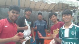 Kepala Dusun Tgk Diblang Gampong Mulia Arida Syahputra (tengah) bersama anak muda setempat saat melakukan pengaturan pembagian daging qurban kepada warga Sabtu,(7/6/2025) di depan pelataran Masjid Sirajul Huda