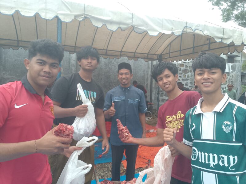 Kepala Dusun Tgk Diblang Gampong Mulia Arida Syahputra (tengah) bersama anak muda setempat saat melakukan pengaturan pembagian daging qurban kepada warga Sabtu,(7/6/2025) di depan pelataran Masjid Sirajul Huda