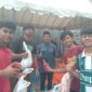 Kepala Dusun Tgk Diblang Gampong Mulia Arida Syahputra (tengah) bersama anak muda setempat saat melakukan pengaturan pembagian daging qurban kepada warga Sabtu,(7/6/2025) di depan pelataran Masjid Sirajul Huda