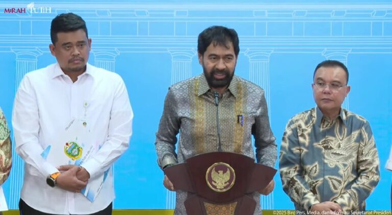 Gubernur Aceh Muzakir Manaf saat menyampaikan hasil kesepakatan tinjauan ulang yang menghasilkan empat pulau tersebut diputuskan oleh presiden kembali menjadi milik Aceh di Kantor Presiden Kompleks Istana Kepresidenan Gambir Jakarta Pusat Selasa (17/6/2025).