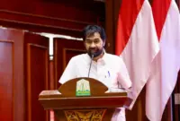 Gubernur Aceh, Muzakir Manaf, memberi sambutan sekaligus membuka Musrembang Rencana Pembangunan Jangka Menengah (RPJM) Aceh tahun 2025-2029, yang dihadiri Menteri Perencanaan Pembangunan Nasional, Profesor Dr. Ir. Rachmat Pambudy M.S., dan Sekjen Kemendagri, Komjen pol. Drs Tomsi Tohir, M.Si, sebagai narasumber acara yang berlangsung di Anjong Mon Mata, Banda Aceh, Rabu (9/7/2025). Foto: Humas Aceh