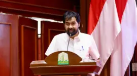 Gubernur Aceh, Muzakir Manaf, memberi sambutan sekaligus membuka Musrembang Rencana Pembangunan Jangka Menengah (RPJM) Aceh tahun 2025-2029, yang dihadiri Menteri Perencanaan Pembangunan Nasional, Profesor Dr. Ir. Rachmat Pambudy M.S., dan Sekjen Kemendagri, Komjen pol. Drs Tomsi Tohir, M.Si, sebagai narasumber acara yang berlangsung di Anjong Mon Mata, Banda Aceh, Rabu (9/7/2025). Foto: Humas Aceh