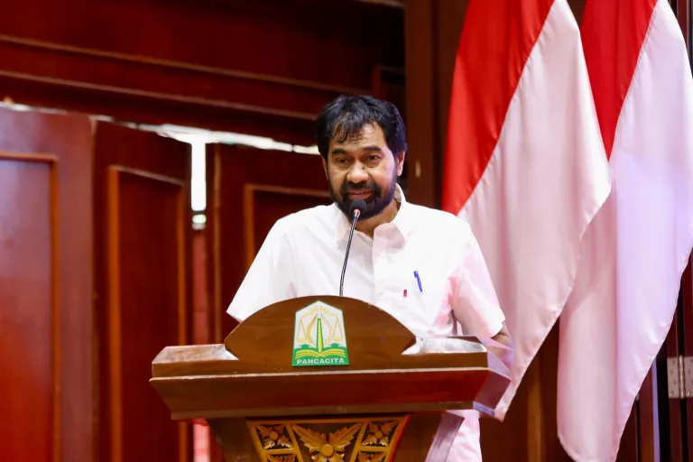 Gubernur Aceh, Muzakir Manaf, memberi sambutan sekaligus membuka Musrembang Rencana Pembangunan Jangka Menengah (RPJM) Aceh tahun 2025-2029, yang dihadiri Menteri Perencanaan Pembangunan Nasional, Profesor Dr. Ir. Rachmat Pambudy M.S., dan Sekjen Kemendagri, Komjen pol. Drs Tomsi Tohir, M.Si, sebagai narasumber acara yang berlangsung di Anjong Mon Mata, Banda Aceh, Rabu (9/7/2025). Foto: Humas Aceh