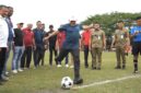 Wakil Gubernur Aceh, Fadhlullah, resmi membuka Kejuaraan Sepak Bola Piala Wakil Gubernur Aceh 2025 di Lapangan Mutiara, Beureunuen, Pidie. (2/7/2025)