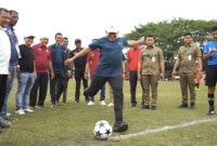 Wakil Gubernur Aceh, Fadhlullah, resmi membuka Kejuaraan Sepak Bola Piala Wakil Gubernur Aceh 2025 di Lapangan Mutiara, Beureunuen, Pidie. (2/7/2025)