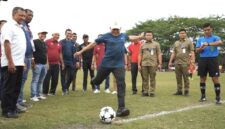 Wakil Gubernur Aceh, Fadhlullah, resmi membuka Kejuaraan Sepak Bola Piala Wakil Gubernur Aceh 2025 di Lapangan Mutiara, Beureunuen, Pidie. (2/7/2025)