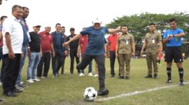 Wakil Gubernur Aceh, Fadhlullah, resmi membuka Kejuaraan Sepak Bola Piala Wakil Gubernur Aceh 2025 di Lapangan Mutiara, Beureunuen, Pidie. (2/7/2025)