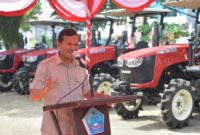 Wakil Gubernur Aceh, Fadhlullah, SE Bersama Sekda Pidie, Samsul Azhar dan didampingi Kadistambun Aceh, Cut Huzaimah menyerahkan traktor kepada petani di Padang Tiji, Pidie, Senin, 28/07/2025.