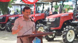 Wakil Gubernur Aceh, Fadhlullah, SE Bersama Sekda Pidie, Samsul Azhar dan didampingi Kadistambun Aceh, Cut Huzaimah menyerahkan traktor kepada petani di Padang Tiji, Pidie, Senin, 28/07/2025.