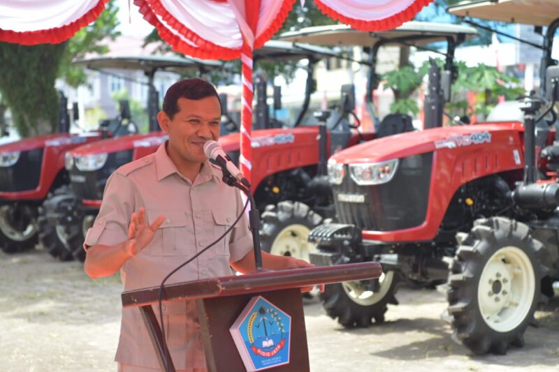 Wakil Gubernur Aceh, Fadhlullah, SE Bersama Sekda Pidie, Samsul Azhar dan didampingi Kadistambun Aceh, Cut Huzaimah menyerahkan traktor kepada petani di Padang Tiji, Pidie, Senin, 28/07/2025.