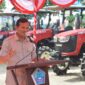 Wakil Gubernur Aceh, Fadhlullah, SE Bersama Sekda Pidie, Samsul Azhar dan didampingi Kadistambun Aceh, Cut Huzaimah menyerahkan traktor kepada petani di Padang Tiji, Pidie, Senin, 28/07/2025.