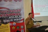 Wakil Gubernur Aceh, H.Fadhlullah, SE menghadiri sekaligus menyampaikan sambutan pada Duek Pakat Nasional Tata Kelola Dapur Makan Bergizi Gratis (MBG) di Balai Sidang Fakultas Ekonomi dan Bisnis USK, Senin, (7/7/2025).