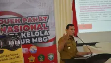 Wakil Gubernur Aceh, H.Fadhlullah, SE menghadiri sekaligus menyampaikan sambutan pada Duek Pakat Nasional Tata Kelola Dapur Makan Bergizi Gratis (MBG) di Balai Sidang Fakultas Ekonomi dan Bisnis USK, Senin, (7/7/2025).