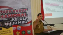 Wakil Gubernur Aceh, H.Fadhlullah, SE menghadiri sekaligus menyampaikan sambutan pada Duek Pakat Nasional Tata Kelola Dapur Makan Bergizi Gratis (MBG) di Balai Sidang Fakultas Ekonomi dan Bisnis USK, Senin, (7/7/2025).