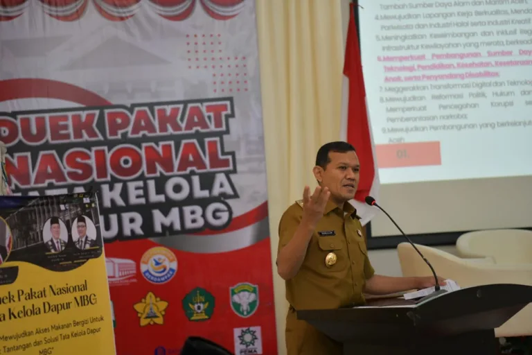 Wakil Gubernur Aceh, H.Fadhlullah, SE menghadiri sekaligus menyampaikan sambutan pada Duek Pakat Nasional Tata Kelola Dapur Makan Bergizi Gratis (MBG) di Balai Sidang Fakultas Ekonomi dan Bisnis USK, Senin, (7/7/2025).