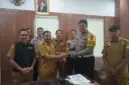 Kepala Badan Pengelolaan Keuangan Aceh (BPKA), Reza Saputra, SSTP., M.Si., menerima kunjungan silaturrahmi dari Direktur Lalu Lintas (Dirlantas) Polda Aceh, Kombes Pol. Deden Supriyatna Imhar, S.I.K., M.H., beserta jajaran di ruang kerjanya, Selasa (22/7/2024).