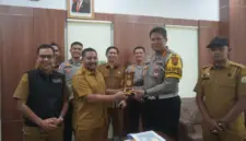 Kepala Badan Pengelolaan Keuangan Aceh (BPKA), Reza Saputra, SSTP., M.Si., menerima kunjungan silaturrahmi dari Direktur Lalu Lintas (Dirlantas) Polda Aceh, Kombes Pol. Deden Supriyatna Imhar, S.I.K., M.H., beserta jajaran di ruang kerjanya, Selasa (22/7/2024).