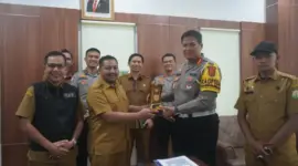 Kepala Badan Pengelolaan Keuangan Aceh (BPKA), Reza Saputra, SSTP., M.Si., menerima kunjungan silaturrahmi dari Direktur Lalu Lintas (Dirlantas) Polda Aceh, Kombes Pol. Deden Supriyatna Imhar, S.I.K., M.H., beserta jajaran di ruang kerjanya, Selasa (22/7/2024).