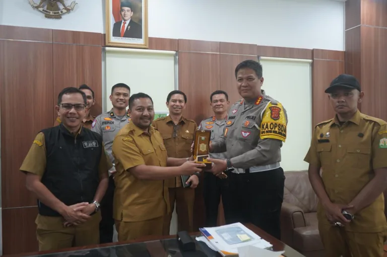Kepala Badan Pengelolaan Keuangan Aceh (BPKA), Reza Saputra, SSTP., M.Si., menerima kunjungan silaturrahmi dari Direktur Lalu Lintas (Dirlantas) Polda Aceh, Kombes Pol. Deden Supriyatna Imhar, S.I.K., M.H., beserta jajaran di ruang kerjanya, Selasa (22/7/2024).