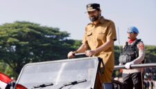 Gubernur Aceh, Muzakir Manaf, bertindak sebagai Inspektur Upacara pada peringatan Hari Ulang Tahun (HUT) Bhayangkara ke-79 yang digelar di Lapangan Blang Padang, Banda Aceh, Selasa (1/7/2025). Foto: Humas Aceh