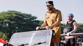Gubernur Aceh, Muzakir Manaf, bertindak sebagai Inspektur Upacara pada peringatan Hari Ulang Tahun (HUT) Bhayangkara ke-79 yang digelar di Lapangan Blang Padang, Banda Aceh, Selasa (1/7/2025). Foto: Humas Aceh