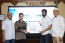 Gubernur Aceh, Muzakir Manaf menerima dividen PT. PEMA tahun buku 2024 di serahkan oleh Dirut PT. PEMA, Mawardi Nur di ruang kerja Gubernur Aceh, Senin, (30/6/2025). Foto : Humas Aceh