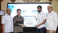 Gubernur Aceh, Muzakir Manaf menerima dividen PT. PEMA tahun buku 2024 di serahkan oleh Dirut PT. PEMA, Mawardi Nur di ruang kerja Gubernur Aceh, Senin, (30/6/2025). Foto : Humas Aceh