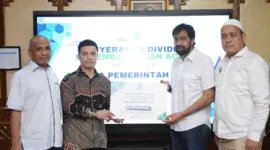 Gubernur Aceh, Muzakir Manaf menerima dividen PT. PEMA tahun buku 2024 di serahkan oleh Dirut PT. PEMA, Mawardi Nur di ruang kerja Gubernur Aceh, Senin, (30/6/2025). Foto : Humas Aceh