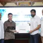 Gubernur Aceh, Muzakir Manaf menerima dividen PT. PEMA tahun buku 2024 di serahkan oleh Dirut PT. PEMA, Mawardi Nur di ruang kerja Gubernur Aceh, Senin, (30/6/2025). Foto : Humas Aceh