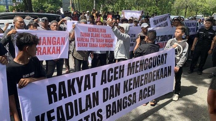 Ratusan warga yang tergabung dalam aliansi “Rakyat Aceh Menggugat