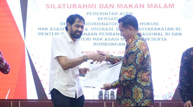 Gubernur Aceh, Muzakir Manaf, menandatangani MoU kerja sama dengan Menteri Koordinator Bidang Hukum, Hak Asasi Manusia, Imigrasi, dan Pemasyarakatan Indonesia Yusril Ihza Mahendradi restoran Pendopo Gubernur Aceh Rabu, (09/07/2025). Foto: Humas Aceh