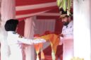 Gubernur Aceh, Muzakir Manaf selaku Inspektur Upacara HUT ke-80 RI di Lapangan Blang Padang, Banda Aceh, menyerahkan Bendera Merah Putih kepada anggota Paskibraka untuk dikibarkan pada upacara di Lapangan Blang Padang, Banda Aceh, Minggu, (17/8/2025). Foto : Humas Aceh