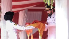 Gubernur Aceh, Muzakir Manaf selaku Inspektur Upacara HUT ke-80 RI di Lapangan Blang Padang, Banda Aceh, menyerahkan Bendera Merah Putih kepada anggota Paskibraka untuk dikibarkan pada upacara di Lapangan Blang Padang, Banda Aceh, Minggu, (17/8/2025). Foto : Humas Aceh