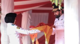 Gubernur Aceh, Muzakir Manaf selaku Inspektur Upacara HUT ke-80 RI di Lapangan Blang Padang, Banda Aceh, menyerahkan Bendera Merah Putih kepada anggota Paskibraka untuk dikibarkan pada upacara di Lapangan Blang Padang, Banda Aceh, Minggu, (17/8/2025). Foto : Humas Aceh
