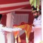Gubernur Aceh, Muzakir Manaf selaku Inspektur Upacara HUT ke-80 RI di Lapangan Blang Padang, Banda Aceh, menyerahkan Bendera Merah Putih kepada anggota Paskibraka untuk dikibarkan pada upacara di Lapangan Blang Padang, Banda Aceh, Minggu, (17/8/2025). Foto : Humas Aceh