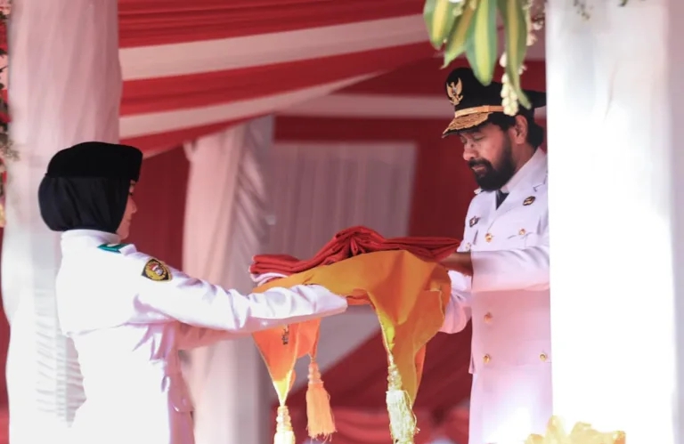 Gubernur Aceh, Muzakir Manaf selaku Inspektur Upacara HUT ke-80 RI di Lapangan Blang Padang, Banda Aceh, menyerahkan Bendera Merah Putih kepada anggota Paskibraka untuk dikibarkan pada upacara di Lapangan Blang Padang, Banda Aceh, Minggu, (17/8/2025). Foto : Humas Aceh