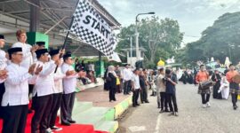 Asisten Administrasi Umum Sekda Aceh, Drs. Muhammad Diwarsyah, M.Si mewakili Gubernur memberikan sambutan serta melepas peserta Pawai Tahun Baru Islam 1447 H di Lapangan Blangpadang, Banda Aceh, Minggu, (3/8/2025). Foto Humas Aceh