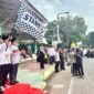 Asisten Administrasi Umum Sekda Aceh, Drs. Muhammad Diwarsyah, M.Si mewakili Gubernur memberikan sambutan serta melepas peserta Pawai Tahun Baru Islam 1447 H di Lapangan Blangpadang, Banda Aceh, Minggu, (3/8/2025). Foto Humas Aceh